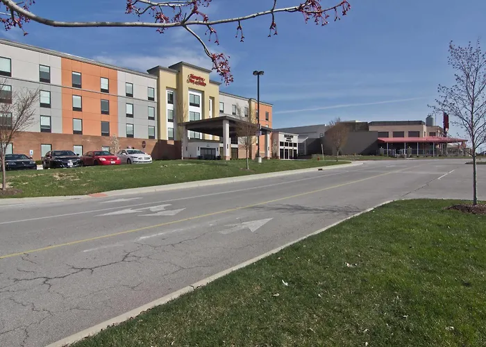 Hampton & By Hilton Scioto Downs Hotel 3*